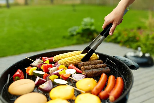 Barbecue kebab viande et légumes sur le gril — Photo
