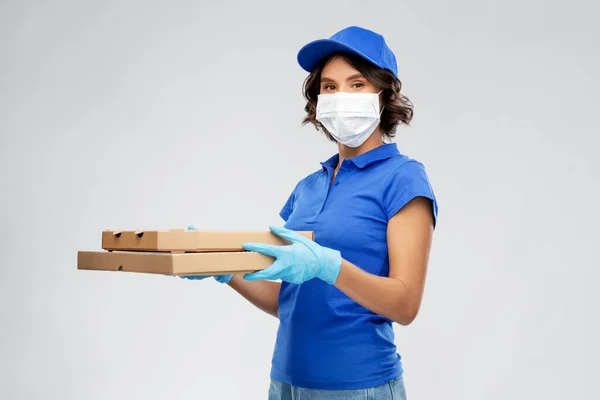 Entrega mulher em máscara facial com caixas de pizza — Fotografia de Stock