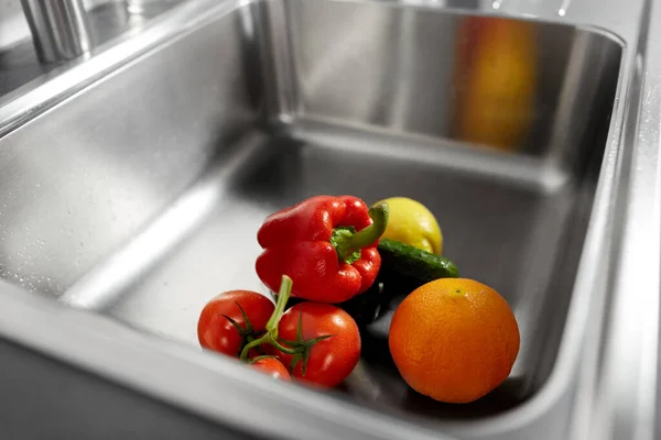 Frutas e legumes na pia da cozinha — Fotografia de Stock