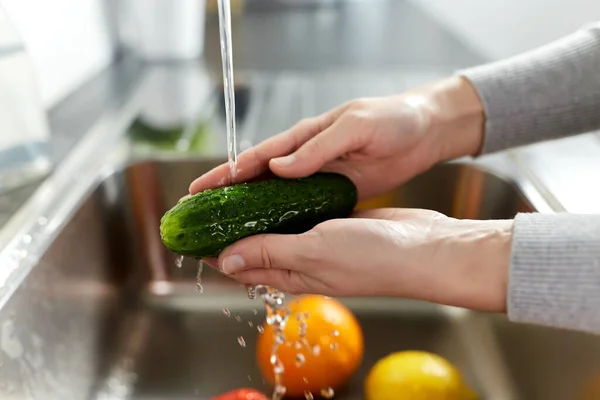 Mulher lavando frutas e legumes na cozinha — Fotografia de Stock