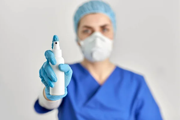 Nahaufnahme von Arzt oder Krankenschwester mit Händedesinfektionsmittel — Stockfoto