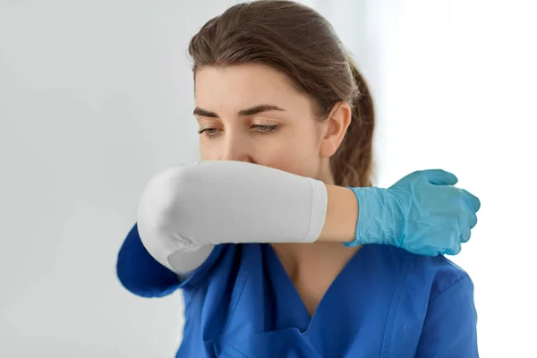 Arzt oder Krankenschwester Husten Mund mit Ellbogen bedecken — Stockfoto