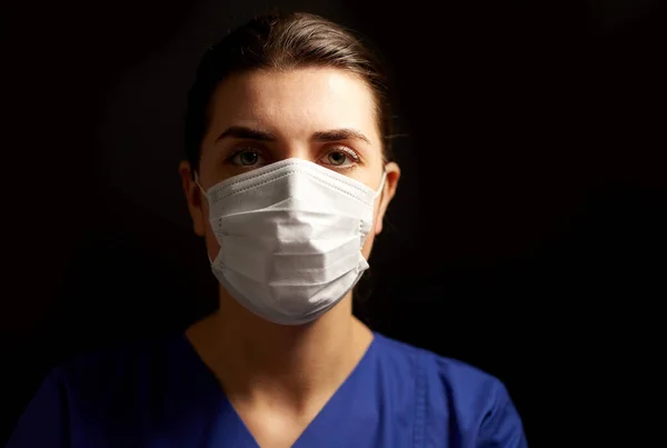 Ärztin oder Krankenschwester mit medizinischer Gesichtsmaske — Stockfoto