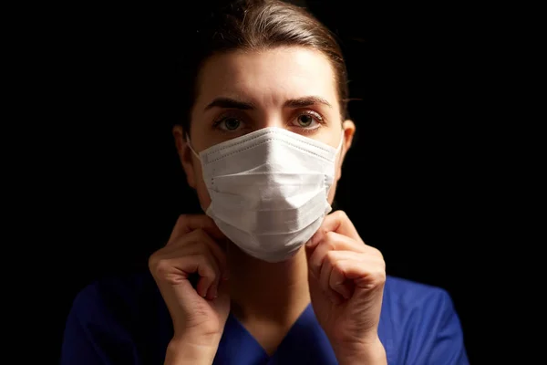 Orvosi arcmaszkban lévő női orvos vagy nővér — Stock Fotó