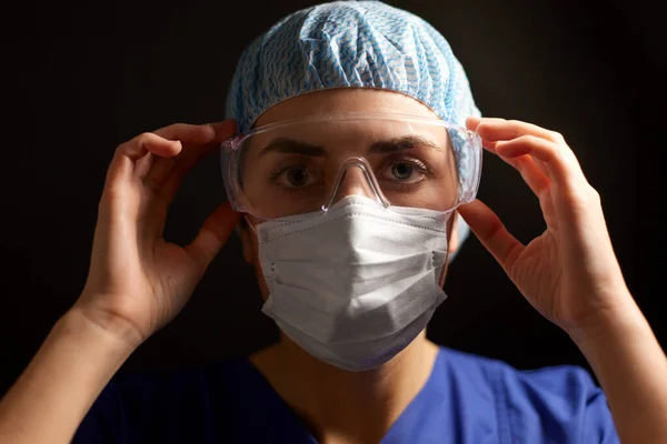 여성 의사나 간호사 고글을 쓰고 마스크를 쓰고 — 스톡 사진