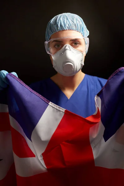 Médico em óculos e máscara segurando bandeira da América — Fotografia de Stock
