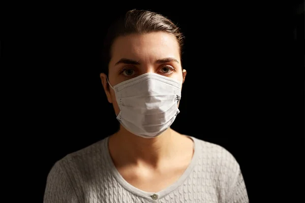 Zieke jonge vrouw in beschermende medische gezichtsmasker — Stockfoto