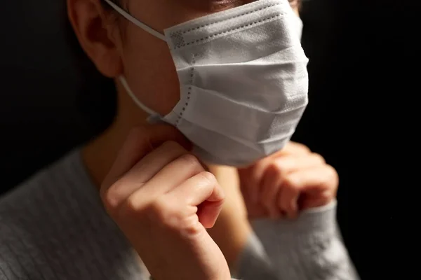 Hasta kadın koruyucu tıbbi yüz maskesi takıyor. — Stok fotoğraf