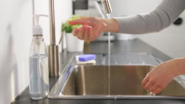 Kvinna tvätta händerna med flytande tvål i köket — Stockvideo