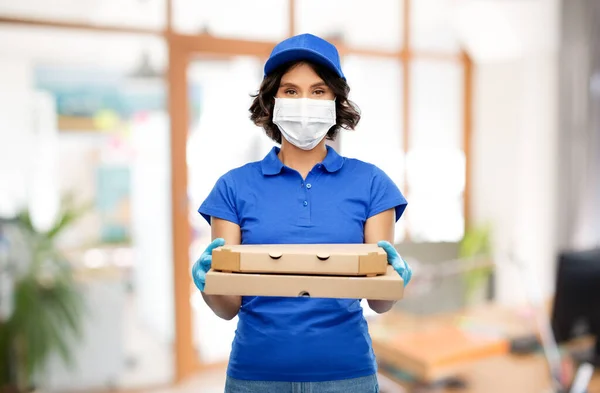 Mujer de entrega en máscara con cajas de pizza en la oficina — Foto de Stock