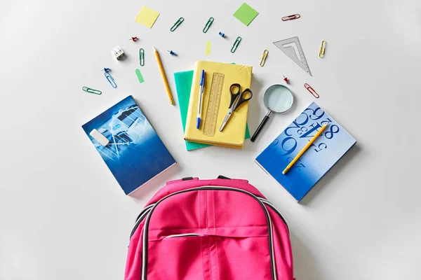 Rózsaszín hátizsák könyvekkel és iskolai felszereléssel — Stock Fotó