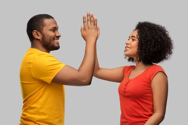 Feliz casal afro-americano fazendo alta cinco — Fotografia de Stock