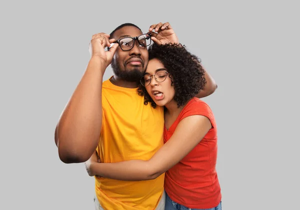 Щаслива афроамериканська пара в окулярах, що обіймаються — стокове фото