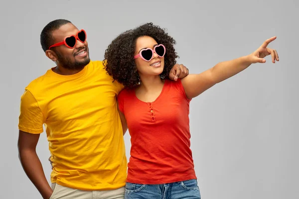 Šťastný africký pár ve tvaru srdce sluneční brýle — Stock fotografie