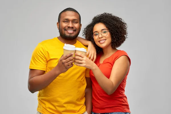 Šťastný africký americký pár s šálky kávy — Stock fotografie