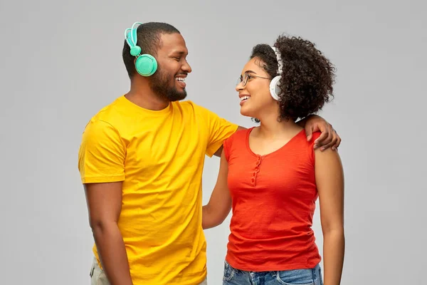Szczęśliwy afrykański amerykański para ze słuchawkami — Zdjęcie stockowe