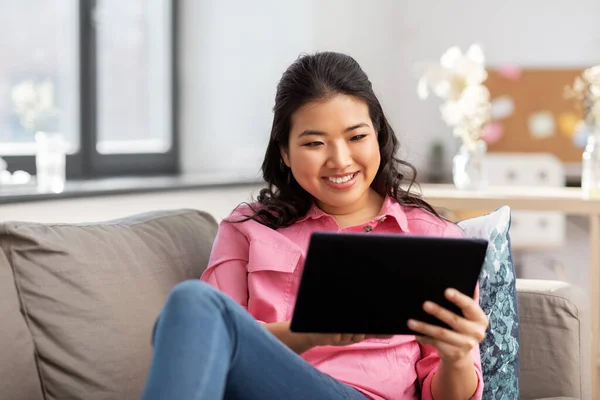 Asiático jovem mulher com tablet pc computador em casa — Fotografia de Stock