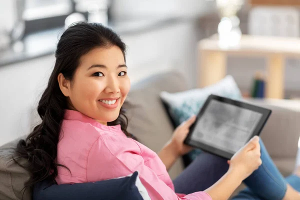 Asiático joven mujer con tablet pc ordenador en casa — Foto de Stock