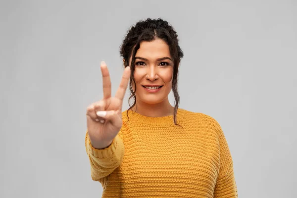 Feliz sorrindo jovem mulher mostrando sinal de paz — Fotografia de Stock