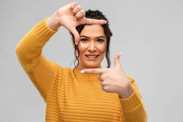 Jovem feliz fazendo moldura com os dedos — Fotografia de Stock