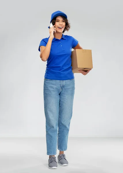 Mujer de entrega con llamada de paquete en el teléfono inteligente — Foto de Stock
