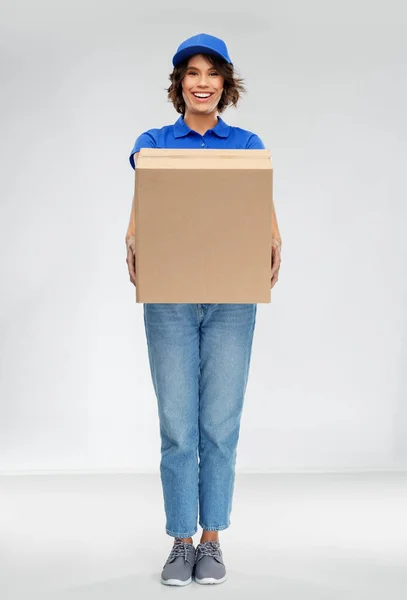 Mujer feliz entrega sonriente con caja de paquete — Foto de Stock