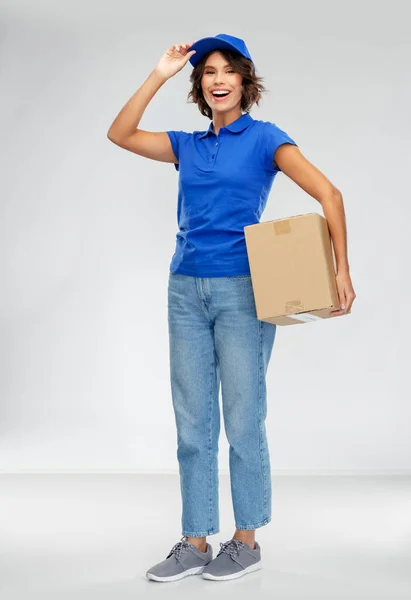 Mujer feliz entrega sonriente con caja de paquete — Foto de Stock