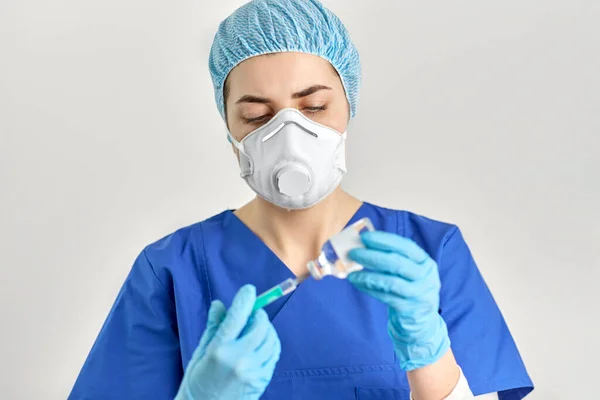Arts met gezichtsmasker met spuit en geneesmiddel — Stockfoto