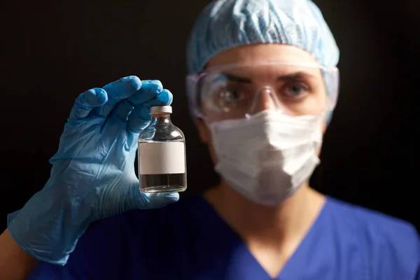 Primer plano de los médicos mano con frasco de medicina — Foto de Stock