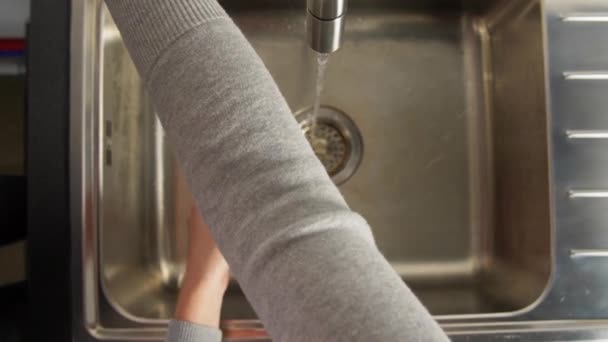 Frau wäscht sich in Küche die Hände mit Flüssigseife — Stockvideo
