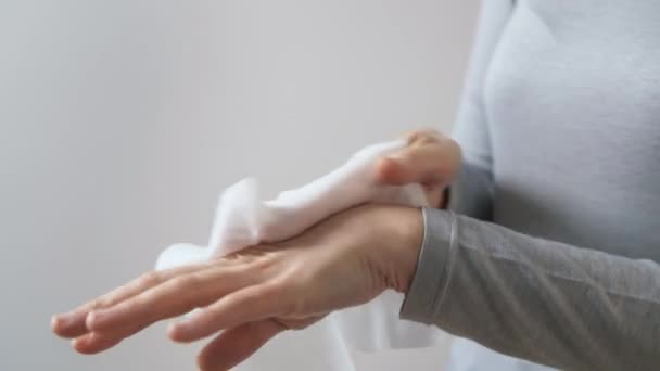Női tisztító kezét fertőtlenítő nedves törlőkendővel — Stock videók