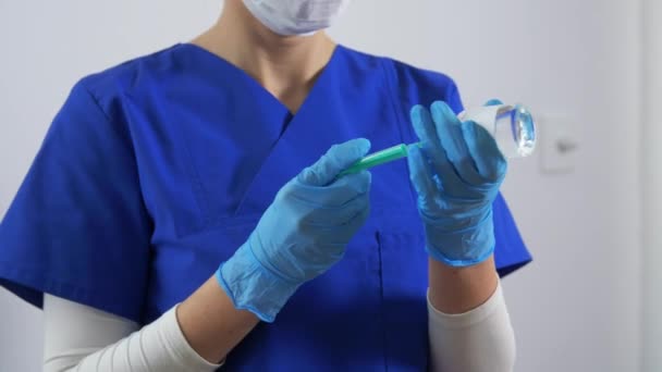 Doctor in face mask with syringe and medicine — Stock Video