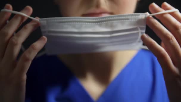 Doctora o enfermera con mascarilla médica — Vídeo de stock