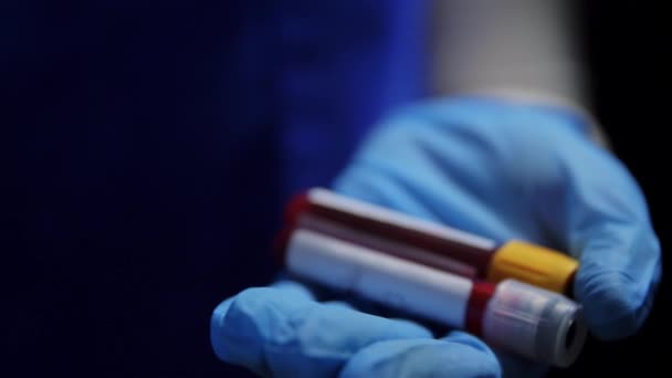 Hand hält Becher mit Coronavirus-Bluttest — Stockvideo