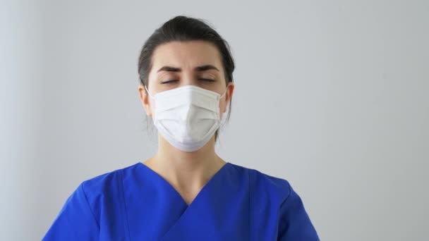 Kézfertőtlenítőt mutató női orvos vagy nővér — Stock videók