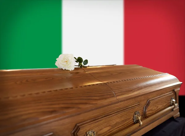 Rosa fiore su bara di legno sopra bandiera d'Italia — Foto Stock