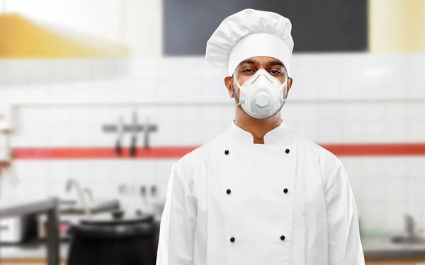 Chef masculin dans respirateur au restaurant cuisine — Photo