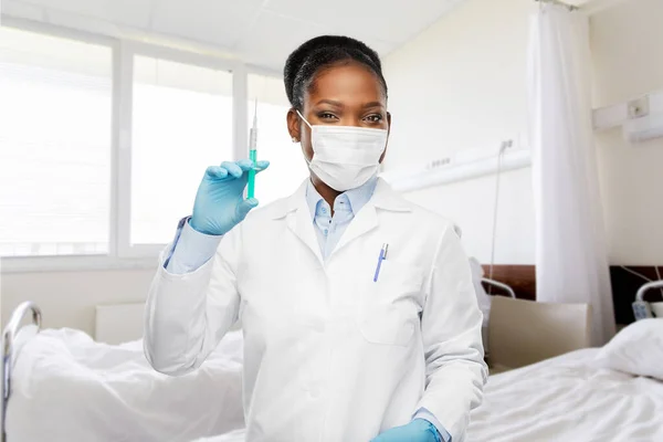 Африканский американский врач со шприцем в больнице — стоковое фото