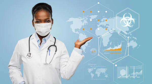 Dünya pandemisi haritası üzerinde tıbbi maskeli doktor — Stok fotoğraf