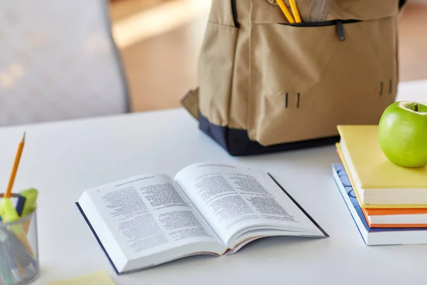 Libros, manzanas y útiles escolares en la mesa en casa — Foto de Stock