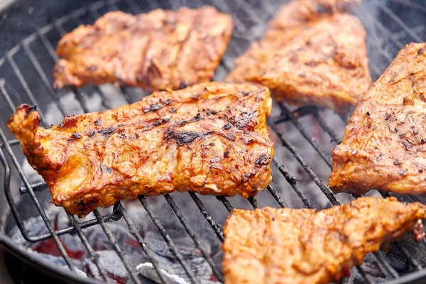 Primo piano di arrosto di carne barbecue sulla griglia — Foto Stock