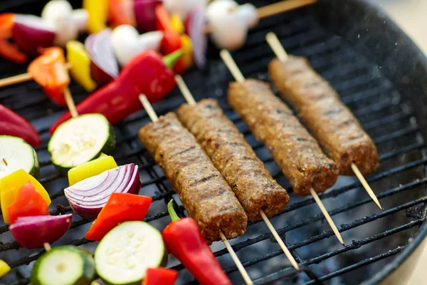 Barbecue vlees en groenten roosteren op grill — Stockfoto