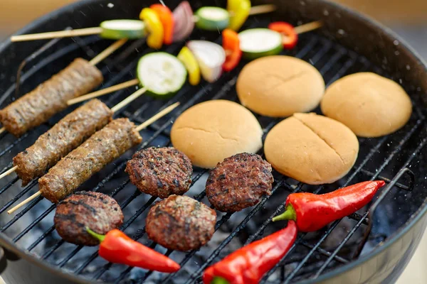 Barbecue kebab vlees en groenten op grill — Stockfoto