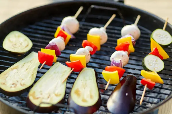 Groenten en champignons roosteren op braziger grill — Stockfoto