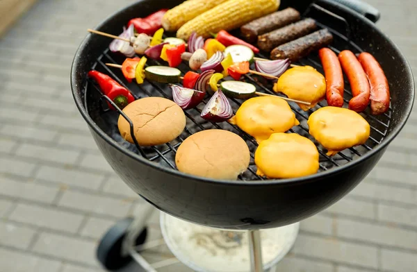 Barbecue kebab vlees en groenten op grill — Stockfoto