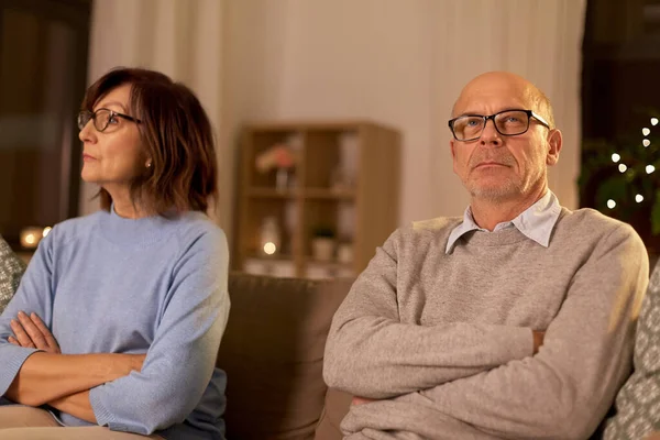 Ongelukkig senior paar zitten op de bank thuis — Stockfoto