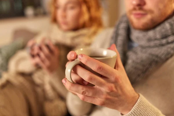 Primer plano de la pareja joven enferma beber té en casa — Foto de Stock