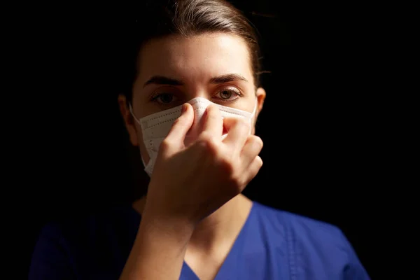 Ärztin oder Krankenschwester mit medizinischer Gesichtsmaske — Stockfoto