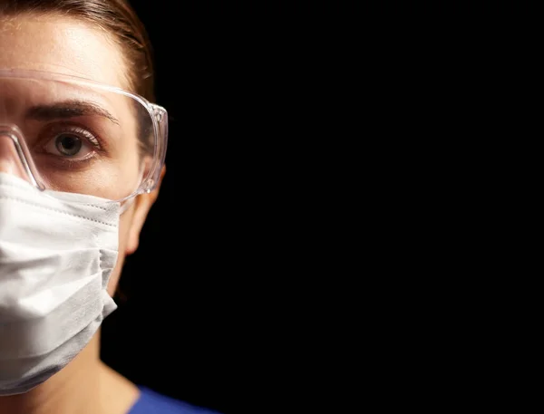 Ženský lékař nebo zdravotní sestra v brýlích a obličejové masce — Stock fotografie