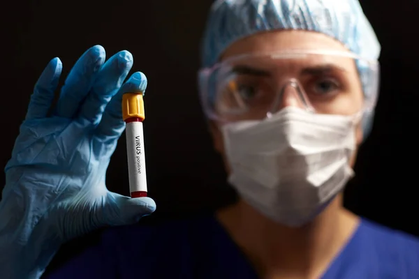 Médico segurando copo com teste de sangue vírus — Fotografia de Stock